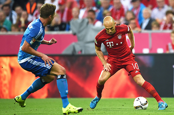 Arjen Robben (rechts) werd na 65 minuten gewisseld bij Bayern.