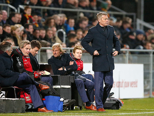 Het is de laatste wedstrijd onder leiding van trainer Foeke Booy. Het vertrouwen in de Fries is weg, en daarom moet hij ook weg. Aan Dennis Demmers en Michel Boerebach de taak om Go Ahead Eagles in de Eredivisie te houden.
