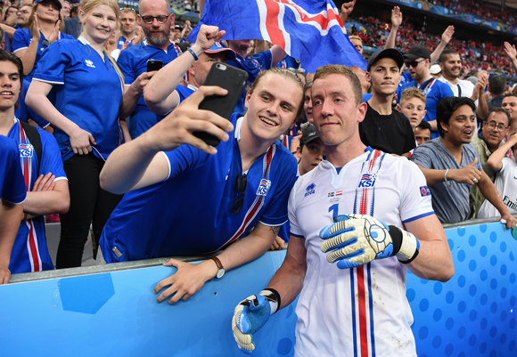 Hannes Halldórsson staat door het EK-succes van IJsland vaker voor de camera dan erachter.