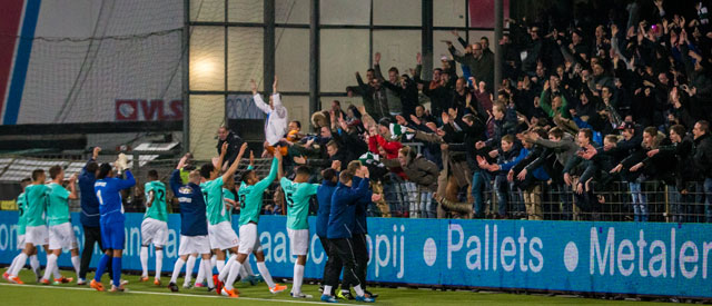 FC Dordrecht viert de nipte zege met de meegreisde fans op bezoek bij Helmond Sport
