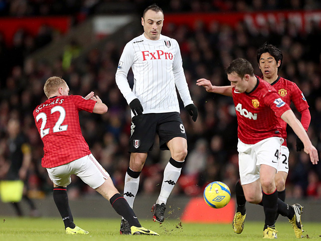 Paul Scholes lijkt geen fan te zijn van voormalig ploeggenoot Phil Jones (rechts, in duel met Dimitar Berbatov van Fulham).