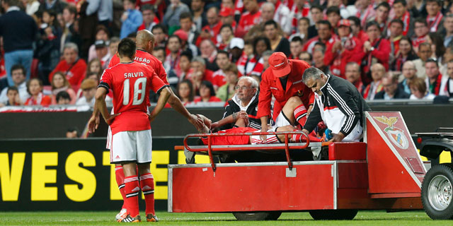 Sílvio wordt na een botsing met Luisão met een kuit- en scheenbeenbreuk van het veld geholpen. De Portugees kan daardoor een streep zetten door het WK van komende zomer.