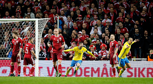 Zlatan Ibrahimovic viert een van de twee doelpunten die hij dinsdagavond maakte in het Parken Stadion in Kopenhagen.