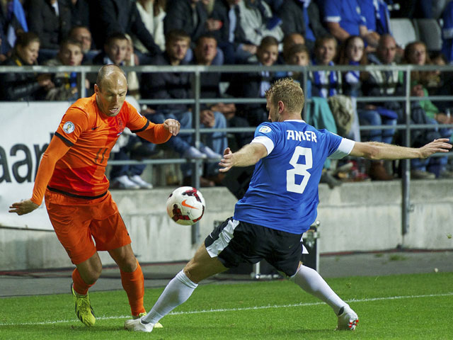 Daarna volgt een sterke fase van het Nederlands elftal. Hier laat Robben de Est Henri Anier zijn hielen zien. Robben speelt de gehele wedstrijd vanaf de rechterflank. Lens vanaf links.