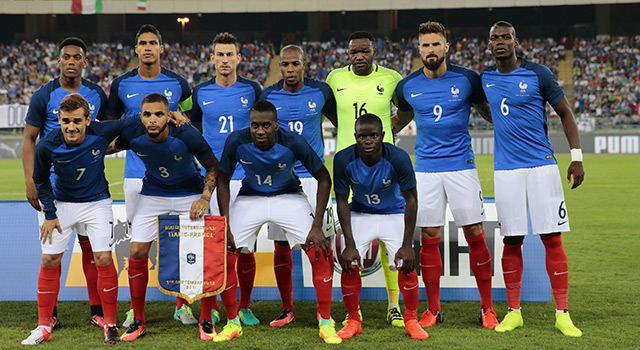 Het Franse elftal dat donderdag met 3-1 won van Italië. Staand (vanaf links): Anthony Martial, Raphaël Varane, Laurent Koscielny, Djibril Sidibé, Steve Mandanda, Olivier Giroud en Paul Pogba. Gehurkt: Antoine Griezmann, Layvin Kurzawa, Blaise Matuidi en N&#039;Golo Kanté.