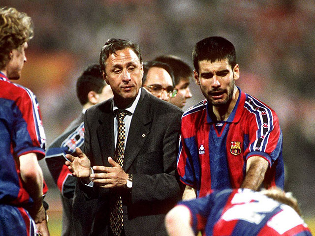 Johan Cruijff en Pep Guardiola tijdens het seizoen 1995/96, het laatste jaar van Cruijff als trainer bij Barcelona.