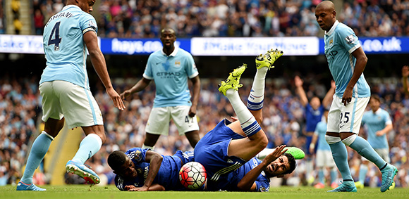 Ramires en Diego Costa rollen over de grond. Het in Brazilië geboren Chelsea-duo was niet blij met de arbitrage. Ramires zag een goal afgekeurd worden, terwijl Diego Costa vond dat Fernandinho rood had moeten krijgen voor een elleboogstoot.