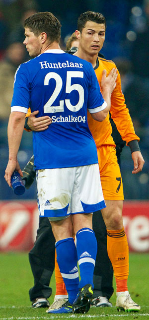 Cristiano Ronaldo en Klaas-Jan Huntelaar na de 6-1 overwinning van Real Madrid op Schalke 04.