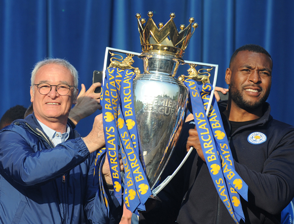 Manager Claudio Ranieri en aanvoerder Wes Morgan - die iedere minuut van dit Premier League-seizoen in actie kwam - tonen waar iedereen voor kwam: de trofee.