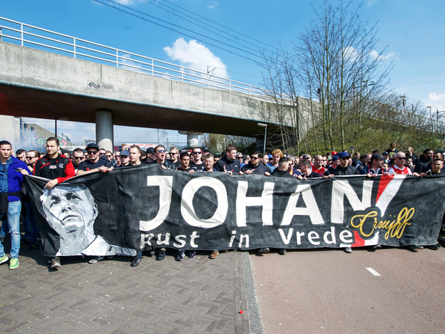 Voorafgaand aan het duel tussen Ajax en PEC Zwolle lopen de supporters een Cruijff-mars ter ere van de overleden clubicoon. 