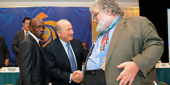 Drie hoofdrolspelers in de FIFA-corruptiezaak. Rechts FBI-mol Chuck Blazer, helemaal links Jack Warner. Centraal Sepp Blatter. 