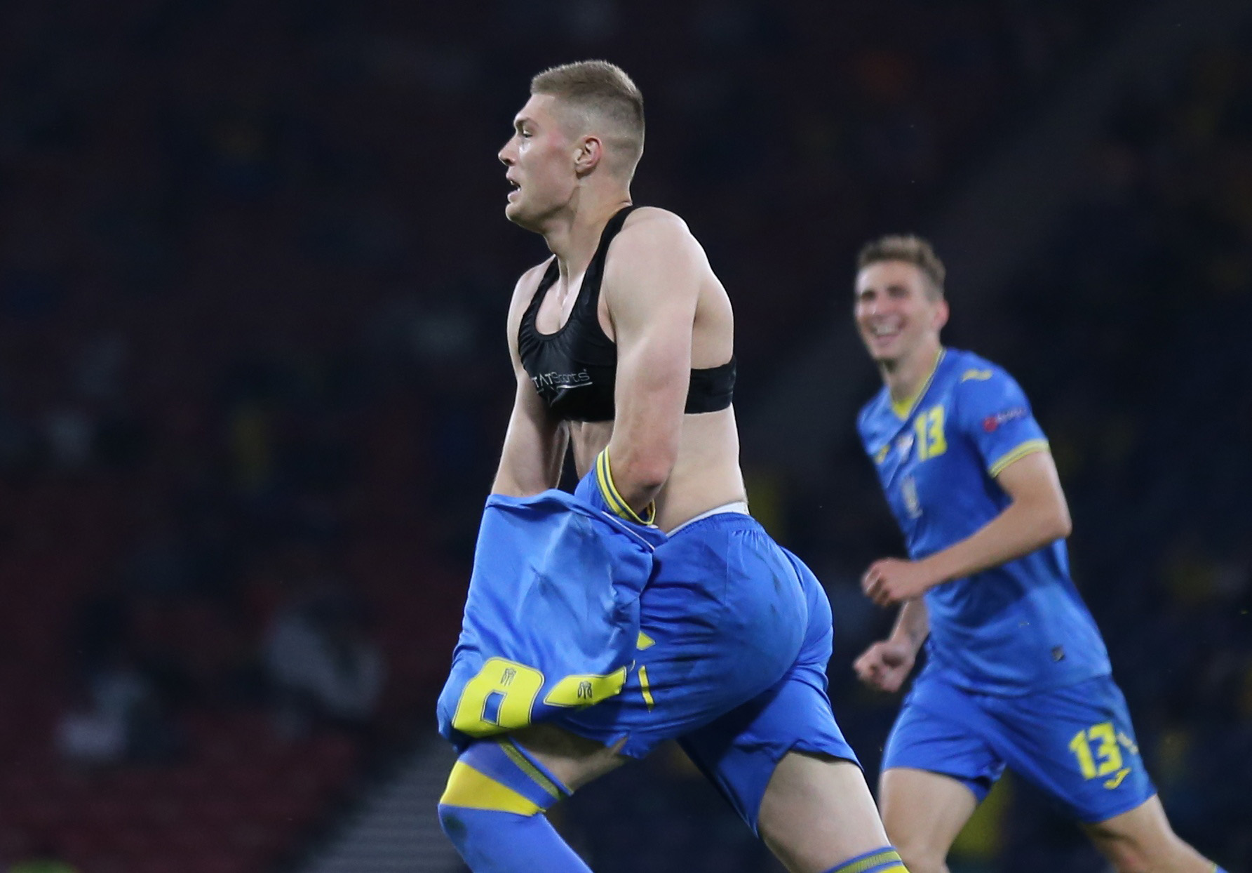 Artem Dovbyk nam de gele kaart voor lief na zijn winnende goal tegen Zweden.
