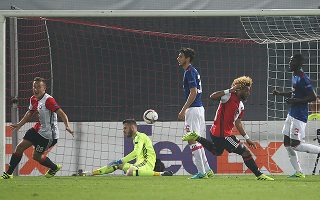 Tonny Vilhena loopt juichend weg na zijn winnende doelpunt tegen Manchester United. De Kuip ontploft.