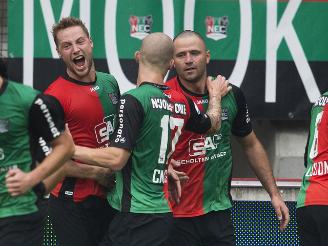 NEC heeft het eerste punt binnen. In het eerste optreden na het ontslag van Alex Pastoor geven de Nijmegenaren een door twee benutte strafschoppen van Michael Higdon verkregen voorsprong nog wel uit handen tegen RKC: 2-2.