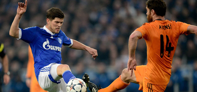 Klaas-Jan Huntelaar, hier in duel met Xabi Alonso, trad met zijn treffer tegen Real Madrid in de voetsporen van andere ex-Real-spelers als Arjen Robben en Wesley Sneijder.