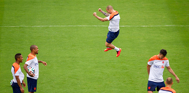 Wesley Sneijder kan zijn lol niet op en dat uit zich in een vreugdesprongetje.