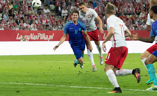 De Pool Artur Jedrzejczyk verslaat Marco van Ginkel in de lucht en kopt de 1-1 binnen tegen het Nederlands elftal.