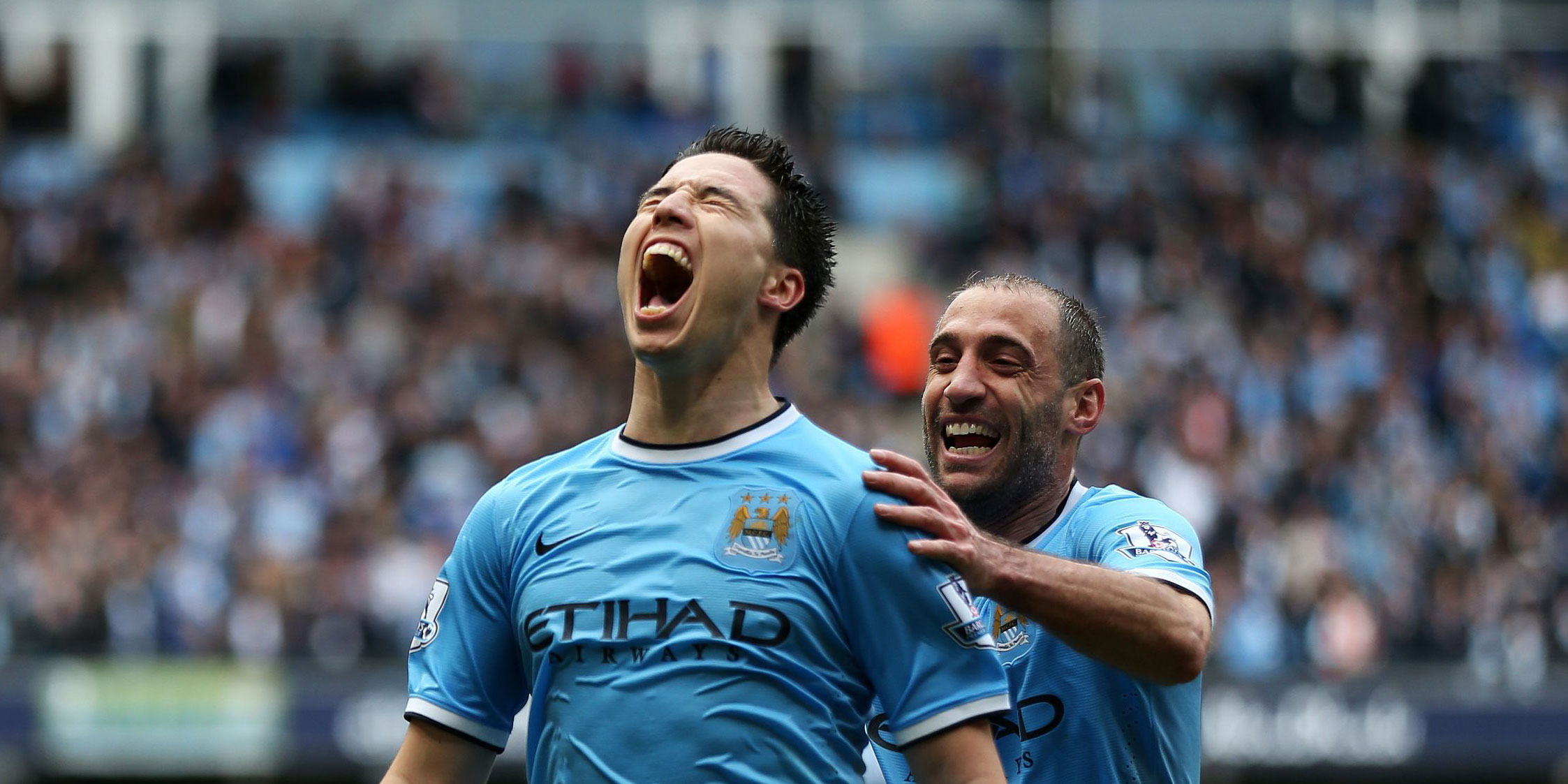 Samir Nasri viert de 1-0 en wordt gefeliciteerd door Pablo Zabaleta.