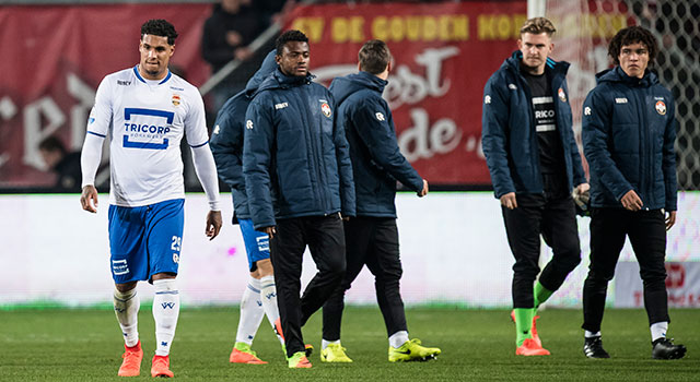 Darryl Lachman en zijn ploeggenoten druipen af na de eerste Eredivisie-nederlaag sinds 4 februari.