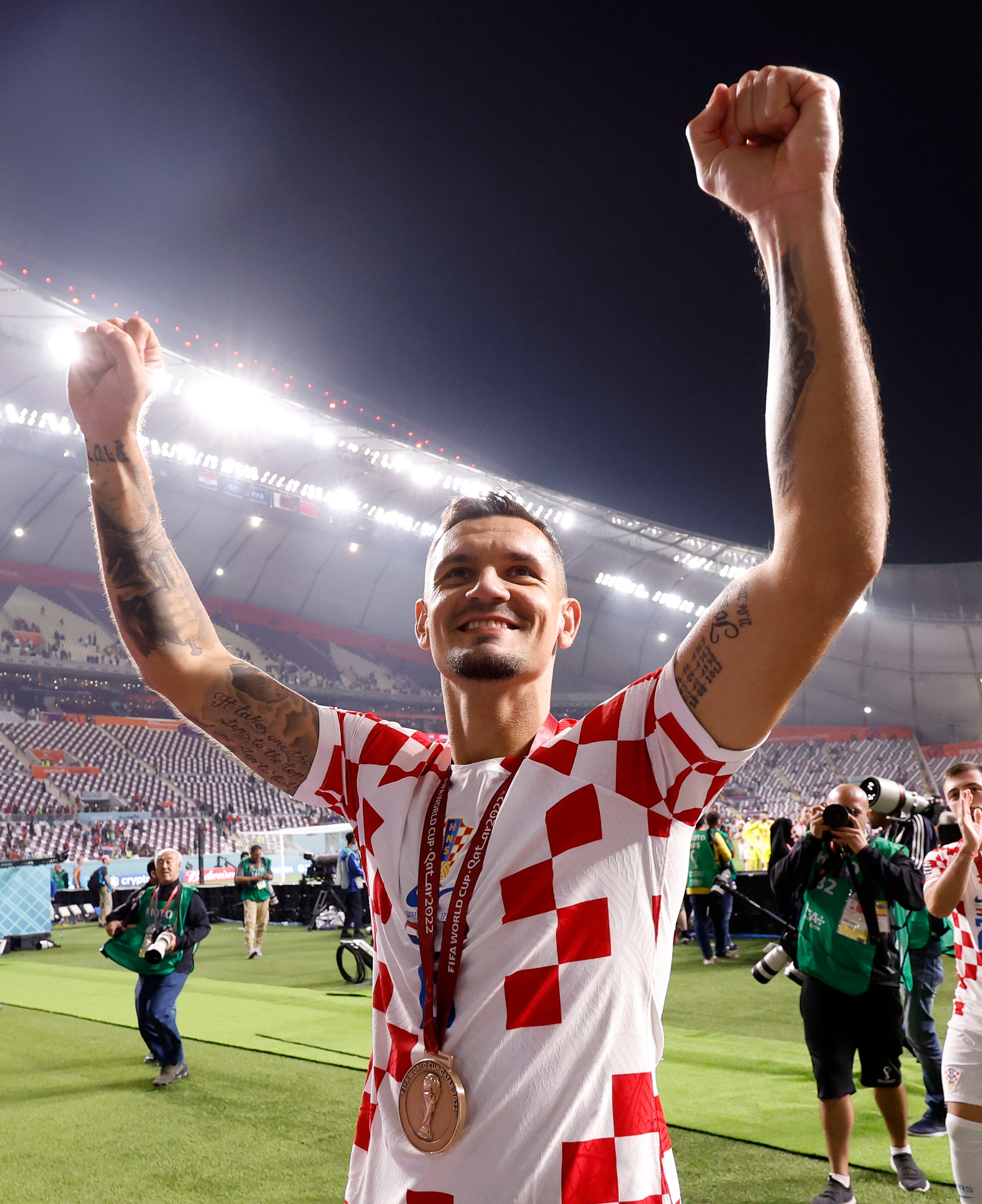 Dejan Lovren viert de derde plek van Kroatië.