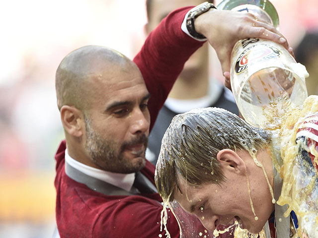 Behalve incasseren, deelde Pep Guardiola ook uit. Hier geeft hij Toni Kroos een bierdouche.