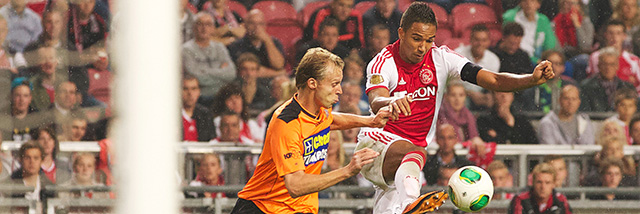 Danny Hoesen (rechts) namens Ajax in actie tegen FC Volendam.