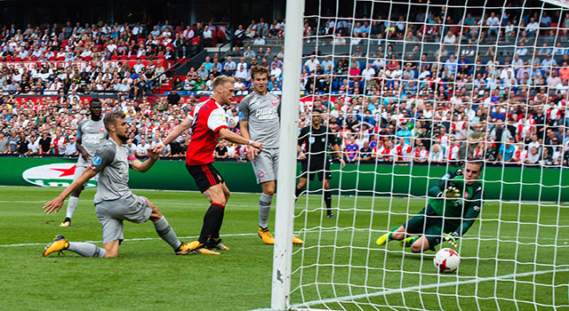 Nicolai Jørgensen, vorig seizoen topscorer van de Eredivisie, scoorde meteen bij de competitiestart in De Kuip.