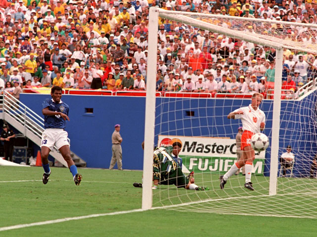 Dennis Bergkamp heeft in de kwartfinale tegen Brazilië zojuist de 1-2 gemaakt. Uiteindelijk zou Oranje met 3-2 verliezen.
