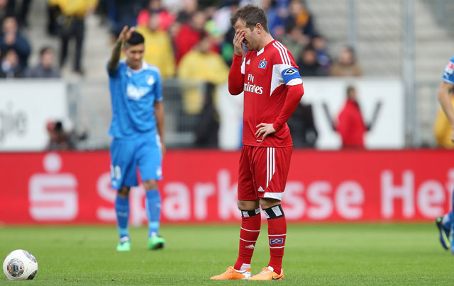 Rafael van der Vaart denkt er het zijne van. Zijn HSV is terug te vinden op de degradatieplaatsen in de Bundesliga.
