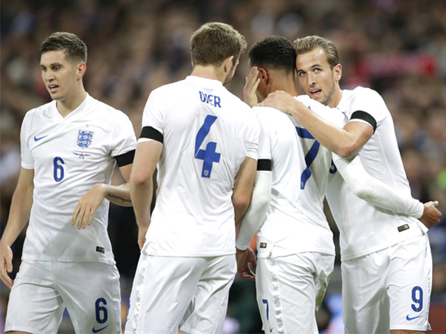 Harry Kane en Eric Dier feliciteren Tottenham-ploeggenoot Dele Alli met zijn eerste goal voor de nationale ploeg van Engeland.