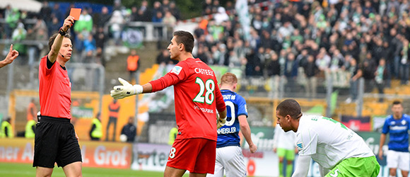 Protesten van Koen Casteels zijn tevergeefs, Jeffrey Bruma moet met rood van het veld.