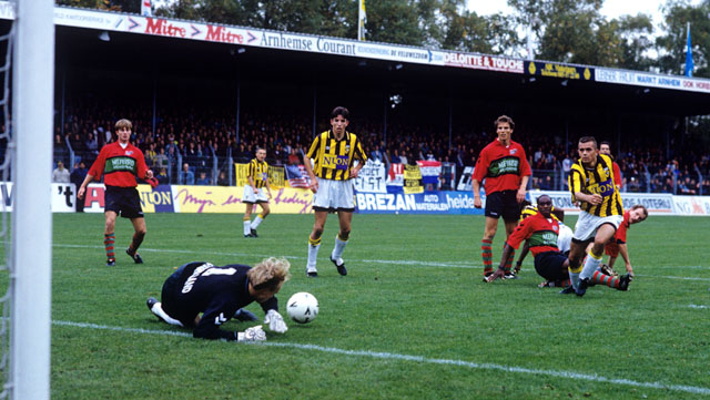 Phillip Cocu (rechts) mag dan vijf jaar voor Vitesse hebben gespeeld, de huidige PSV-trainer stond met de Arnhemmers slechts één keer tegenover de rivaal. Maar wel met succes, want op 16 oktober 1994 moest NEC-keeper Wilfried Brookhuis twee keer antwoord schuldig blijven op een inzet van Dejan Curovic (2-0).