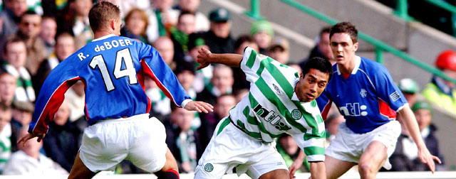 Bobby Petta (midden) namens Celtic in actie tegen het Glasgow Rangers van Ronald de Boer (links). In 2001 schakelde Celtic Ajax uit in de laatste voorronde van de Champions League; Petta scoorde in Amsterdam.