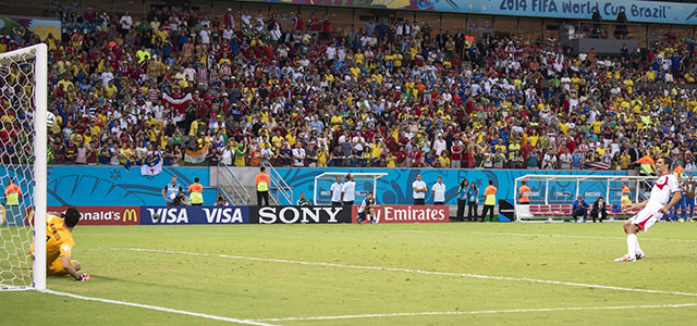 Celso Borges benut de eerste strafschop van Costa Rica in de penaltyserie. Orestis Karnezis kijkt toe.