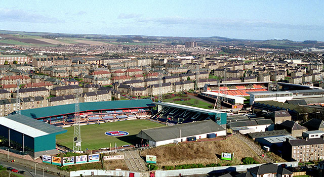 Dens Park en Tannadice Park (rechts, het stadion van Dundee United) liggen nog geen honderd meter uit elkaar.