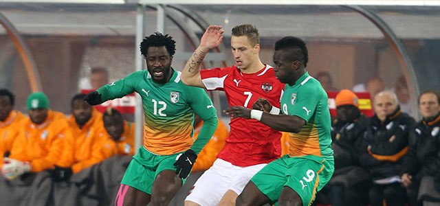 De voormalige Eredivisiespelers Wilfried Bony en Cheick Tioté, hier in duel met Marko Arnautovic, kunnen met Ivoorkust mee naar het WK.