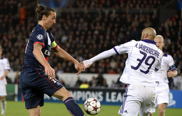 Zlatan Ibrahimovic (links, in duel met Anthony Vanden Borre) zorgde vlak na de 0-1 alweer voor de gelijkmaker.