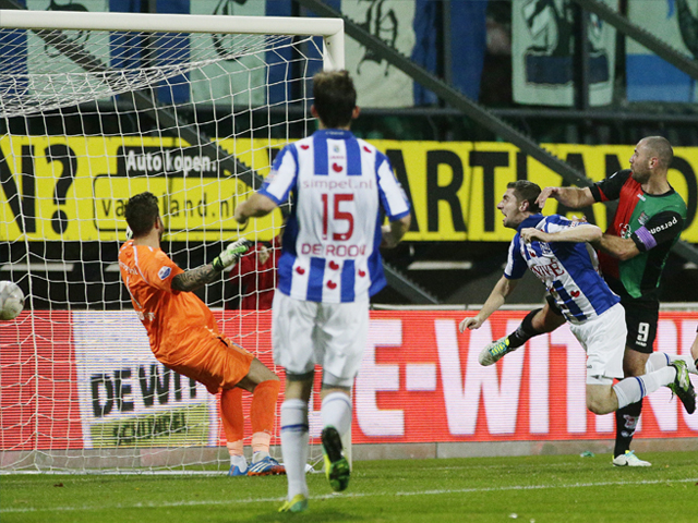 De elfde speelronde van de Eredivise begon vrijdagavond met het duel NEC - SC Heerenveen, dat met 2-1 werd gewonnen door de thuisclub. Met twee doelpunten bezorgde Michael Higdon de Nijmegenaren hun eerste zege van het seizoen. Ook verliet NEC daardoor de laatste plaats in de Eredivisie.