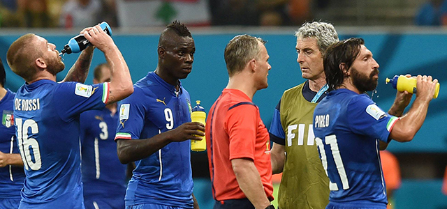 Italië heeft tijdens het WK met de klimatologische omstandigheden een tegenstander extra. Hier last scheidsrechter Björn Kuipers een drinkpauze in tijdens het duel met Engeland in het tropische Manaus.