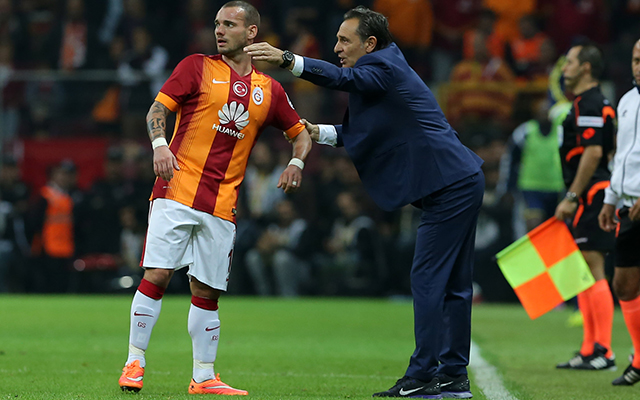 Cesare Prandelli geeft Wesley Sneijder aanwijzingen tijdens de stadsderby tegen Fenerbahçe. De Oranje-international groeide in dat duel uit tot matchwinner met twee schitterende goals (2-1).