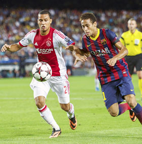 Ajax-rechtsback Ricardo van Rhijn (links) in duel met wonderkind Neymar. Ajax ging in en tegen Barcelona met 4-0 onderuit.