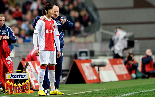 Ajax-trainer Martin Jol instrueert Hyun-Jun Suk voorafgaand aan zijn debuut in het thuisduel met Roda JC op 3 februari 2010.