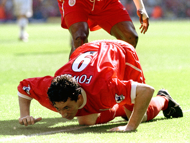 Robbie Fowler was ooit het goudhaantje van Liverpool en had zeker hoger in deze ranglijst kunnen staan als hij niet werd gedwarsboomd door blessures. Bij zijn meest memorabele doelpunt denken de meeste mensen niet aan de treffer zelf, maar aan de manier waarop hij die vierde. In de derby tegen Everton snoof hij in april 1999 symbolisch aan de achterlijn, omdat hij werd beschuldigd van cocaïnegebruik.