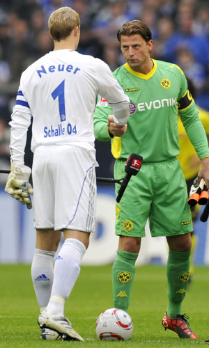 Roman Weidenfeller en Manuel Neuer schudden elkaar de hand in september 2010 voorafgaand aan de Kohlenpott-derby. De zes jaar jongere Neuer speelde inmiddels 43 interlands voor Duitsland, Weidenfeller nog geen een.