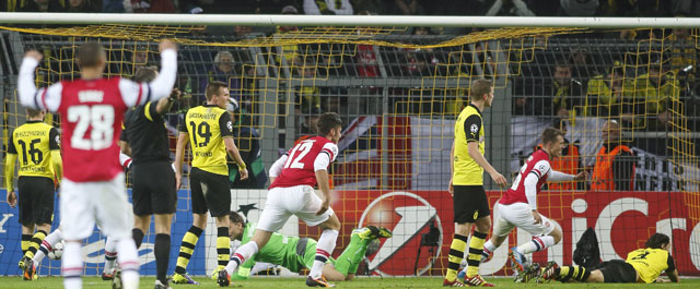 Aaron Ramsey (tweede van rechts) heeft de winnende goal gemaakt op bezoek bij Borussia Dortmund.