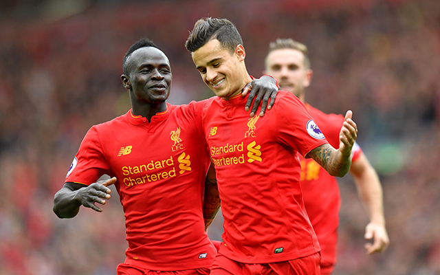 Sadio Mané feliciteert Coutinho na zijn doelpunt tegen Hull City.