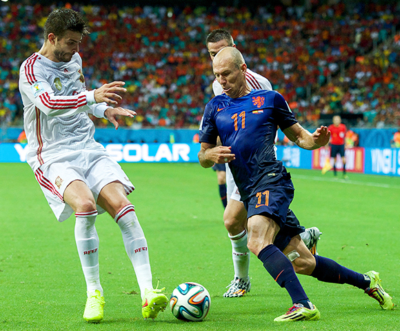 Gerard Piqué in duel met Arjen tijdens het met 5-1 verloren duel tegen Oranje op het WK in Brazilië van vorig jaar.