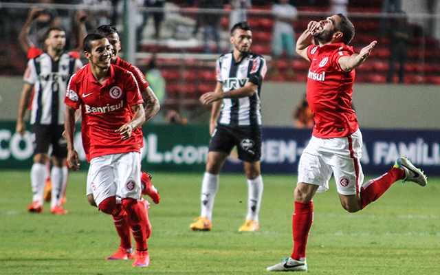 Lisandro López speelt sinds begin dit jaar weer in Zuid-Amerika, bij Internacional, na een lucratief verblijf in Qatar bij Al-Gharafa. In het nieuwe jaar keert ook Lisandro, goed voor 145 goals in dienst van Olympique Lyon en FC Porto, terug bij Racing Club.