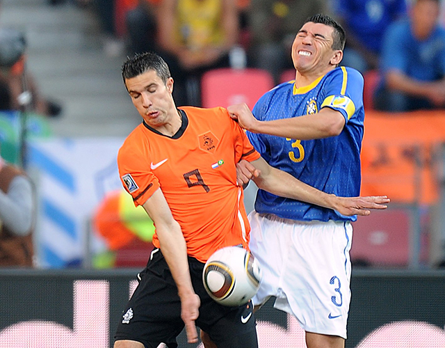 Robin van Persie in de kwartfinale met de Braziliaanse verdediger Lúcio. Oranje won met 2-1.