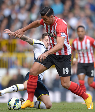 Graziano Pellè vecht een duel uit met Tottenham Hotspur-middenvelder Ryan Mason. 